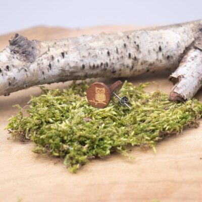 Süße Holz Ohrstecker mit Eule auf Ast - rund