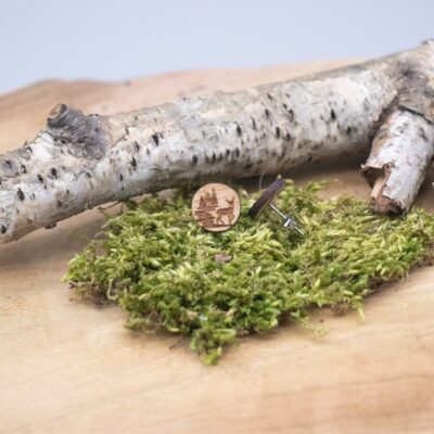 Schöne Holz Ohrstecker mit Hirsch im Wald - rund Buche hell