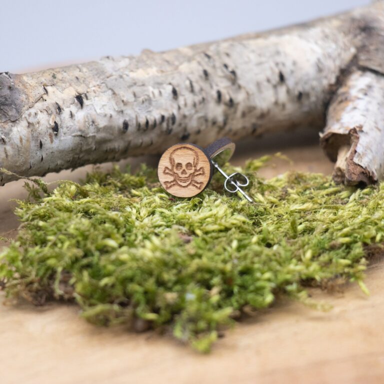 Coole Holz Ohrstecker mit Totenkopf - rund Buche hell