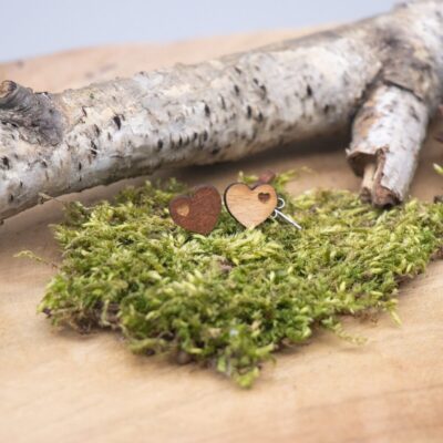 Süße Holz Ohrstecker in Herzform mit kleinem Herz - Holzfarbe und Größe wählbar