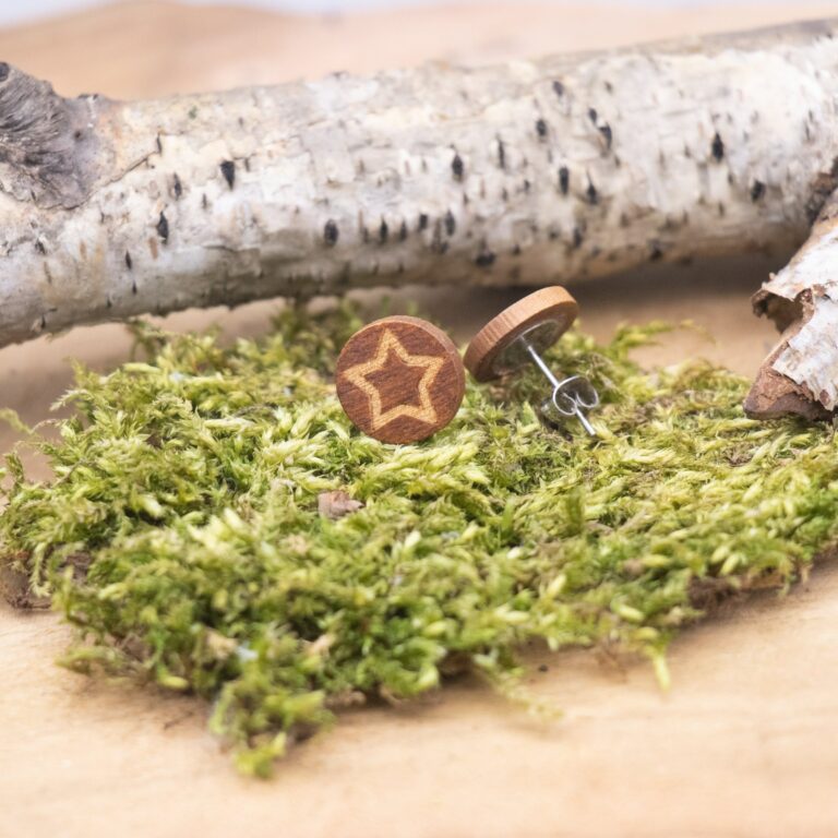 Niedliche Holz Ohrstecker mit Stern - rund
