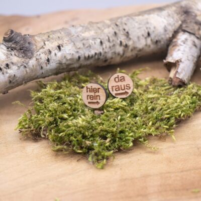 lustige Holz Ohrstecker mit hier rein - da raus - rund Buche hell