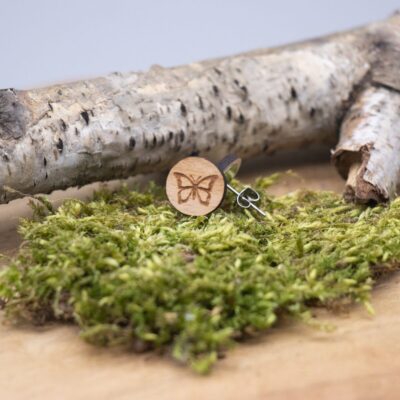 Süße Holz Ohrstecker mit Schmetterling - rund Buche hell