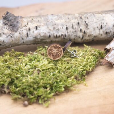 schöne Holz Ohrstecker mit Löwe - rund Buche hell