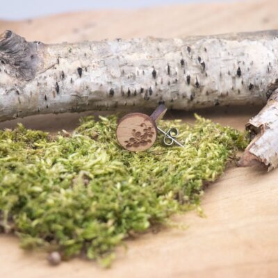 schöne Holz Ohrstecker mit Blumen - rund Buche hell