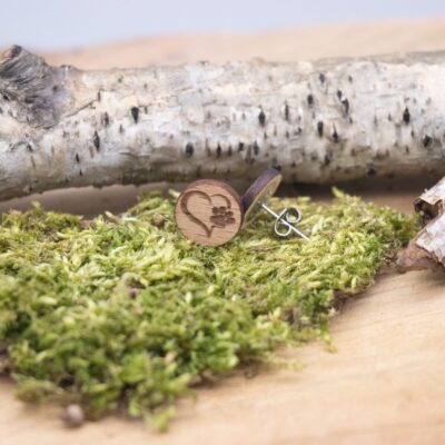 schöne Holz Ohrstecker mit Herz und Pfote - rund Buche hell