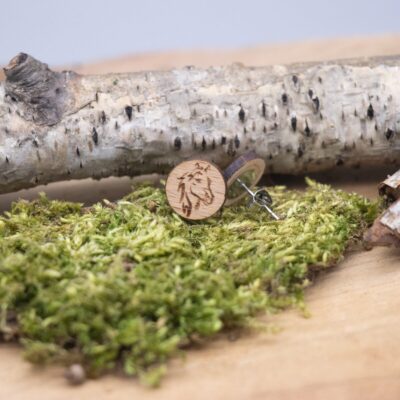schöne Holz Ohrstecker mit Pferdekopf - rund Buche hell