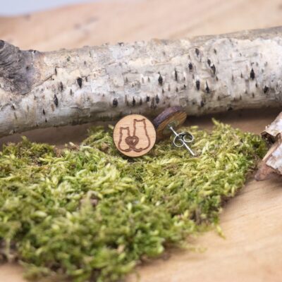 Holz Ohrstecker Katzen mit Herz - rund Buche hell