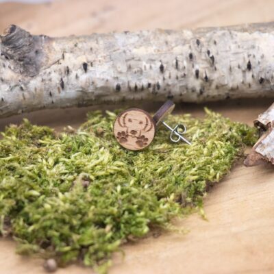 schöne Holz Ohrstecker Hund - rund Buche hell