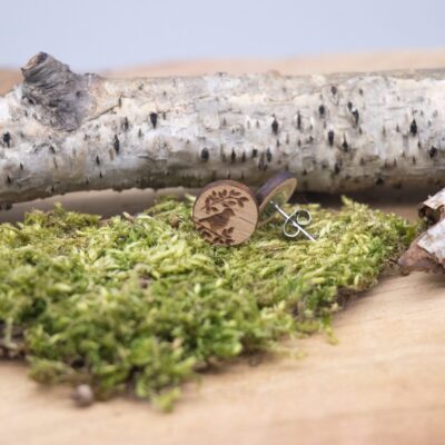 schöne Holz Ohrstecker mit Vogel auf Ast - rund Buche hell