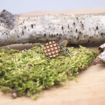 schöne Holz Ohrstecker mit Punkten - rund Buche hell