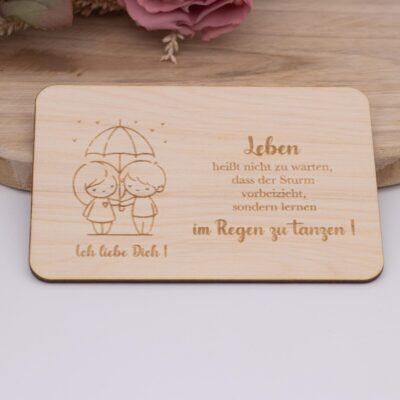 Geschenk zum Valentinstag - Holzkarte - mit verliebtem Paar im Regen - 10x15cm
