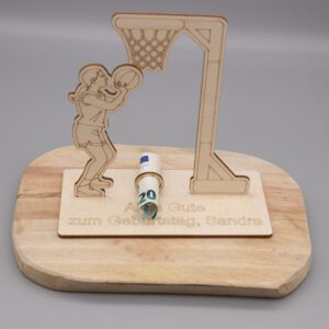 Geldgeschenk Basketballspielerin – aus Holz personalisiert