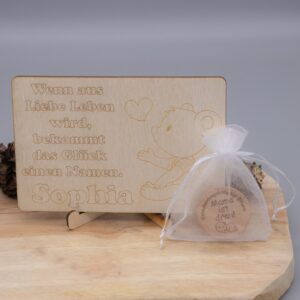 Holzkarte zur Geburt mit Teddy+Babymünze – 10x15cm  – personalisierbar