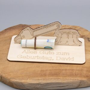 Geldgeschenk Kettensäge mit Baum – aus Holz personalisiert
