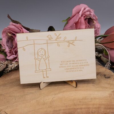 Holzkarte Mädchen auf Schaukel - 10x15cm