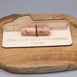 Geldgeschenk Kettensäge – aus Holz personalisiert