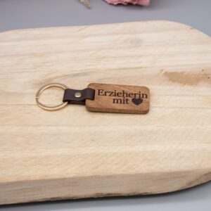 Holz-Schlüsselanhänger mit Gravur – Erzieherin mit Herz