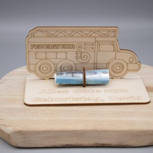 Geldgeschenk Feuerwehrauto – aus Holz personalisiert