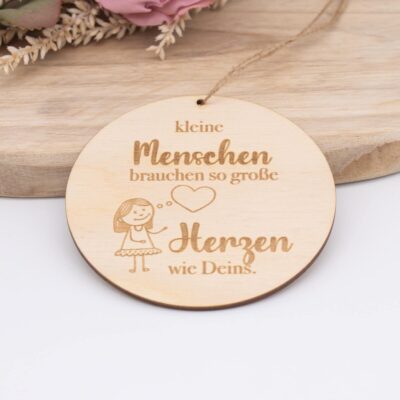 Holzanhänger für Erzieherin, Lehrerin - Kleine Menschen brauchen so große Herzen wie Deins (10 cm)