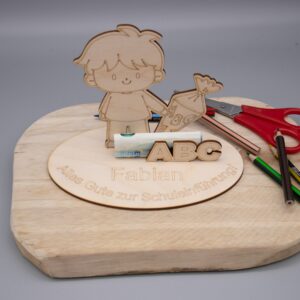 Geldgeschenk Junge mit Zuckertüte – aus Holz personalisiert