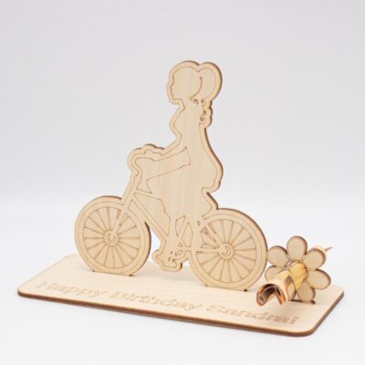 Geldgeschenk mit Fahrradfahrerin - aus Holz personalisiert