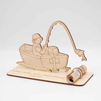Geldgeschenk Angler im Boot - aus Holz personalisiert