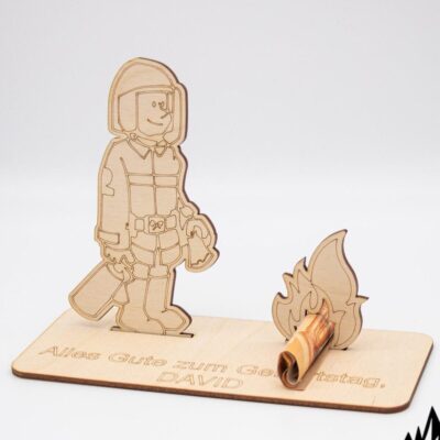 Geldgeschenk mit Feuerwehrmann - aus Holz personalisiert