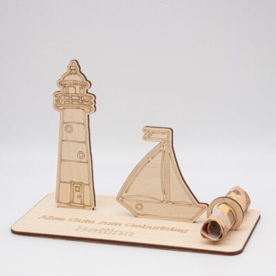 Geldgeschenk Meer - Schiff mit Leuchtturm - aus Holz personalisiert