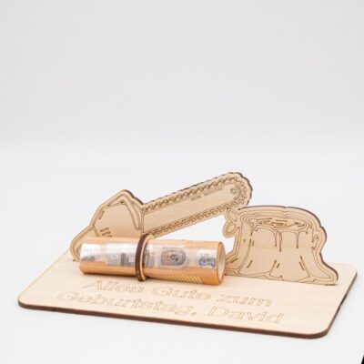 Geldgeschenk Kettensäge mit Baum - aus Holz personalisiert