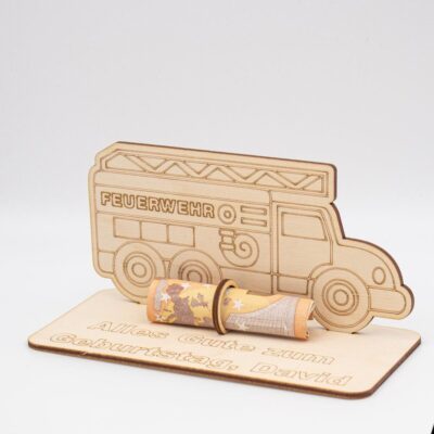 Geldgeschenk Feuerwehrauto - aus Holz personalisiert
