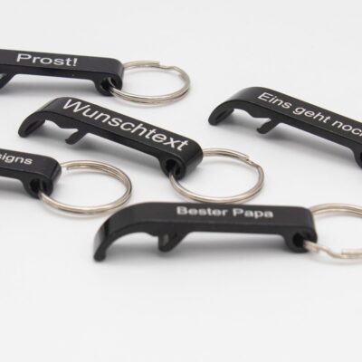 Personalisierter Schlüsselanhänger Flaschenöffner – Mini Bottle Opener in Schwarz mit Gravur – Individuelles Geschenk mit Wunschtext