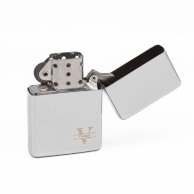 Chromfarbenes Benzin-Sturmfeuerzeug mit Monogrammgravur – personalisierbar für Links- oder Rechtshänder