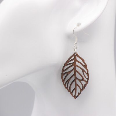 Hängeohrringe aus Holz als Blatt