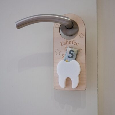 Zahnfee Türhänger aus Birkensperrholz und PLA Kunststoff